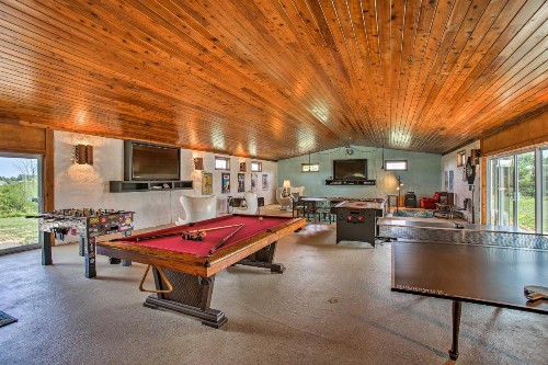 Unique Retro House with 2 Hot Tubs Pool and Tiny Home