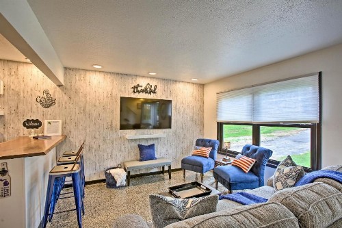 Traverse City Getaway with Grill 1Mi to Silver Lake!