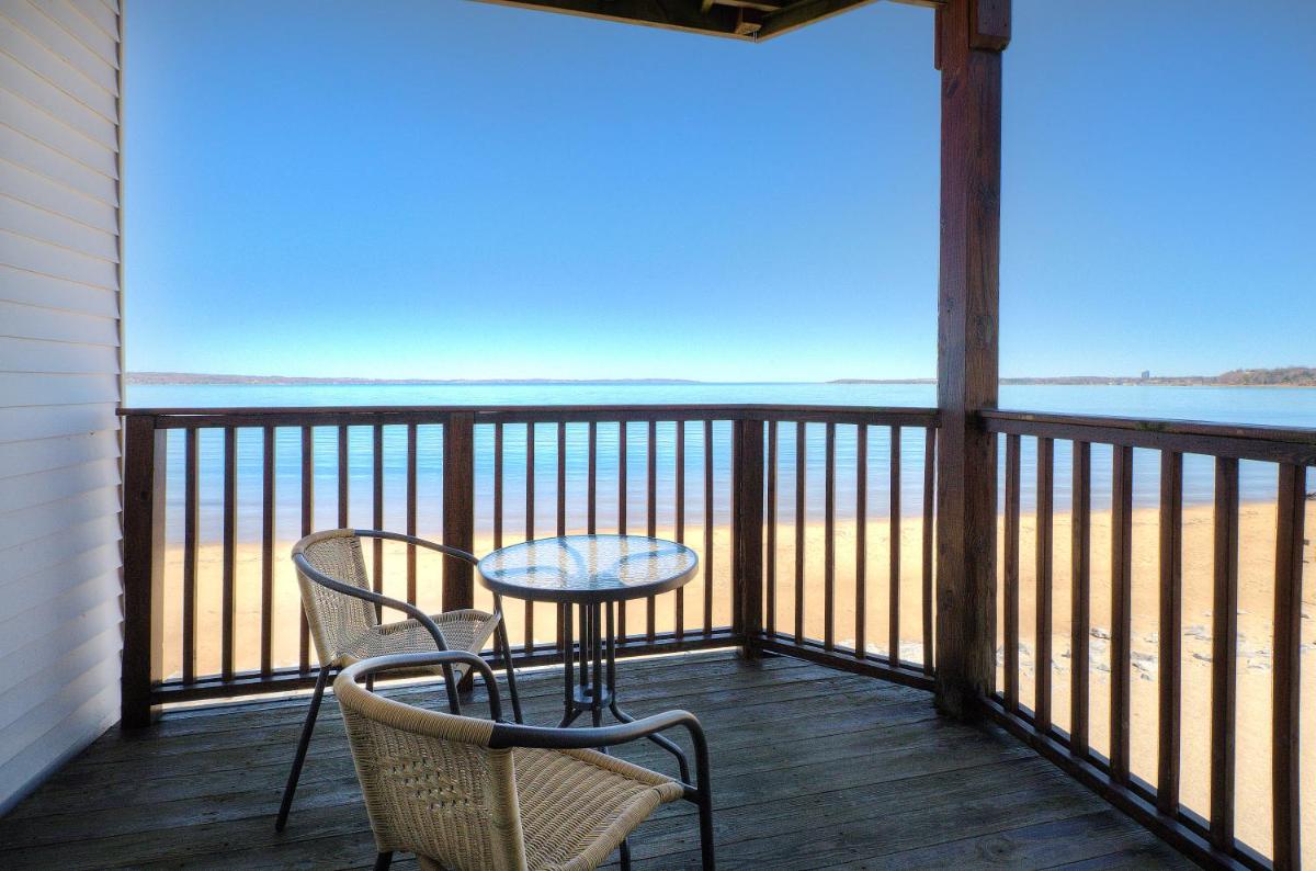 Beachside 216 with Pool Hot Tub and Private Deck Overlooking East Bay - main image