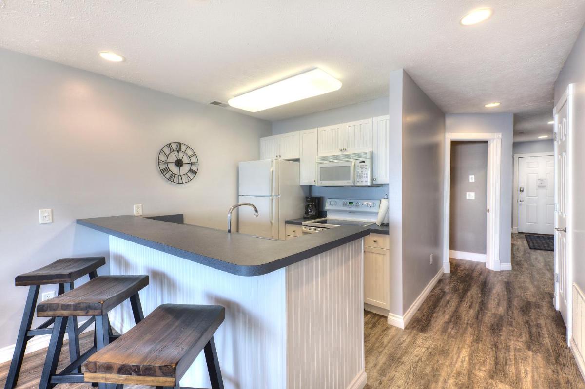 Beachside 216 with Pool Hot Tub and Private Deck Overlooking East Bay - image 7