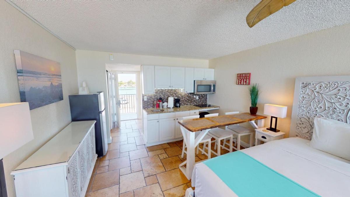 Island Inn Beach Resort - image 4
