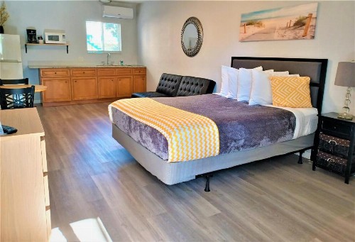 Johns Pass Beach Motel - image 41