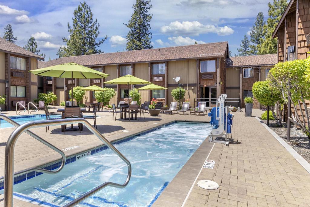 Best Western Plus Truckee-Tahoe Hotel - image 2