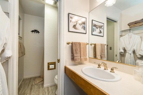 Donner Lake Inn B&B - image 24