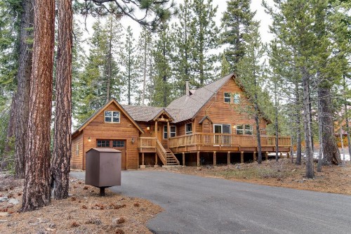 Snowpeak Chalet in Tahoe Donner - image 1