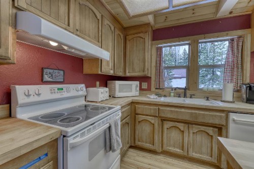 Snowpeak Chalet in Tahoe Donner - image 2