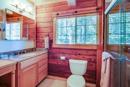 Cozy Truckee Getaway - image 11