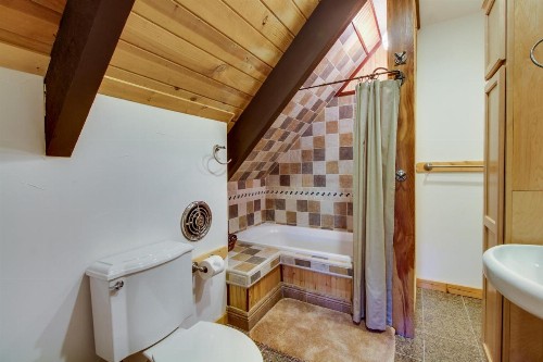 Cozy Truckee Getaway - image 9