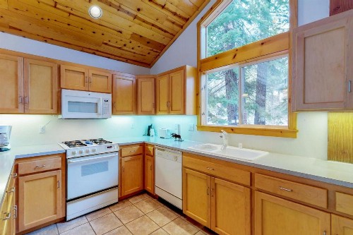 Happy Family Cozy Cabin - image 7