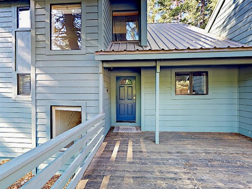 Expansive 3-Level Home Home - image 7