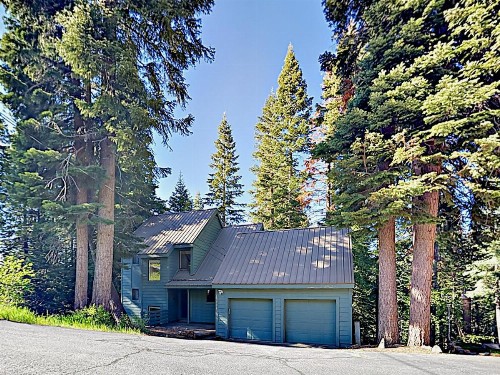 Expansive 3-Level Home Home - image 8