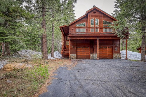 Inviting Comfortable Mountain Home - image 1