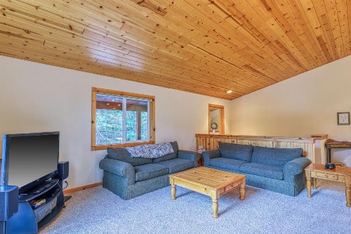 Inviting Comfortable Mountain Home - image 3