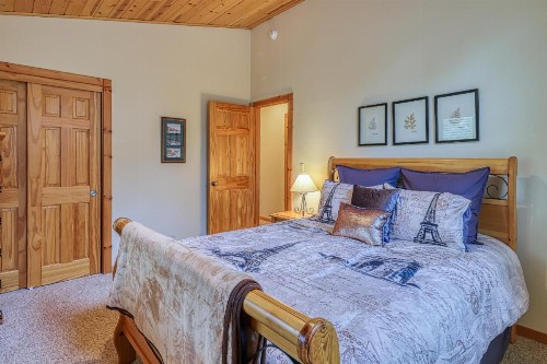 Inviting Comfortable Mountain Home - image 7