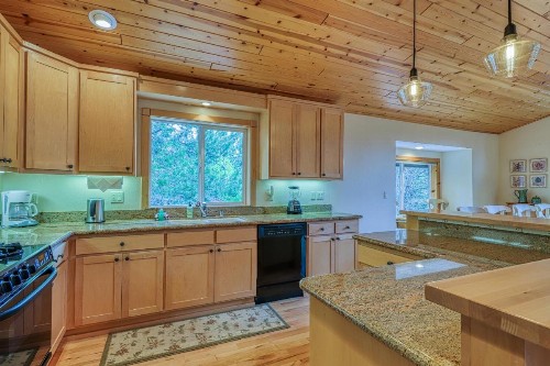 Inviting Comfortable Mountain Home - image 8