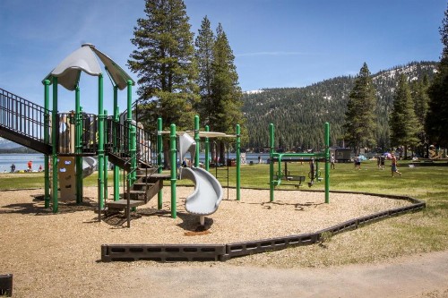 Lake Front Family Home at Donner - image 6