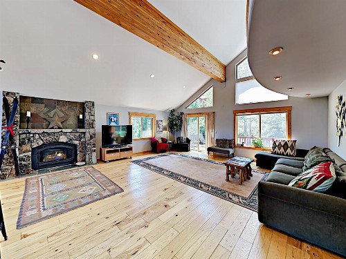 New Listing! Custom Home With Mountain Views Home