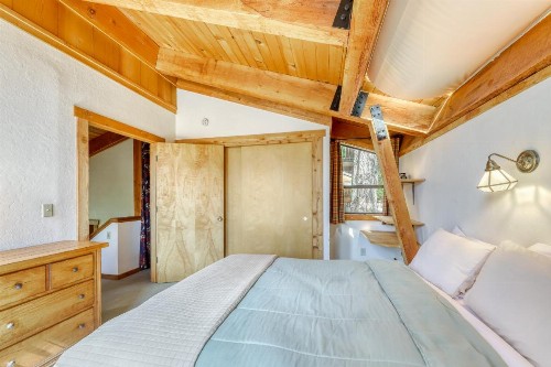Classic Donner Lake View Cabin - image 10
