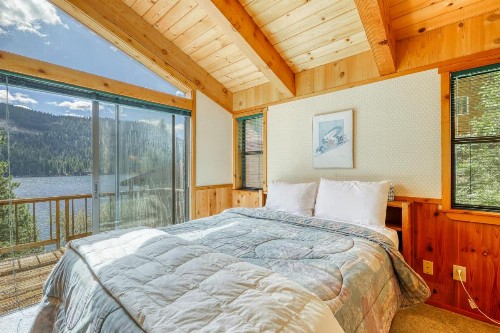 Classic Donner Lake View Cabin - image 8