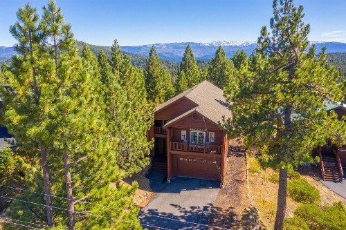 Spacious Tahoe Donner Basecamp With Private Hot Tub Home