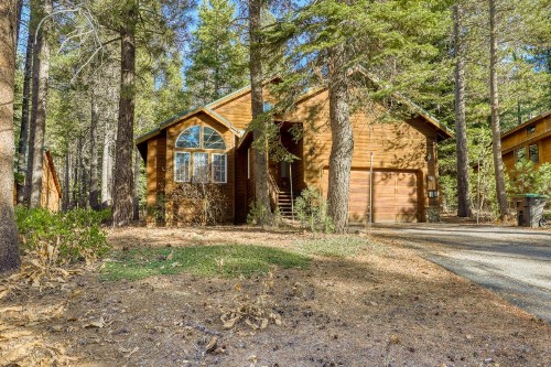 Comfortable and Cozy Tahoe Donner Home - image 1