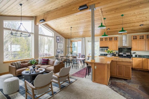 Little Red by AvantStay - Modern Cabin w/ Pine Tree Views
