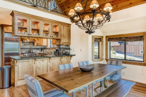 Luxury Chalet with Panoramic Views and Hot Tub - image 5