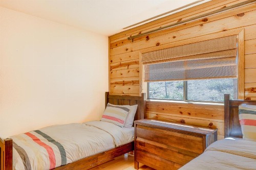 Luxury Chalet with Panoramic Views and Hot Tub - image 9