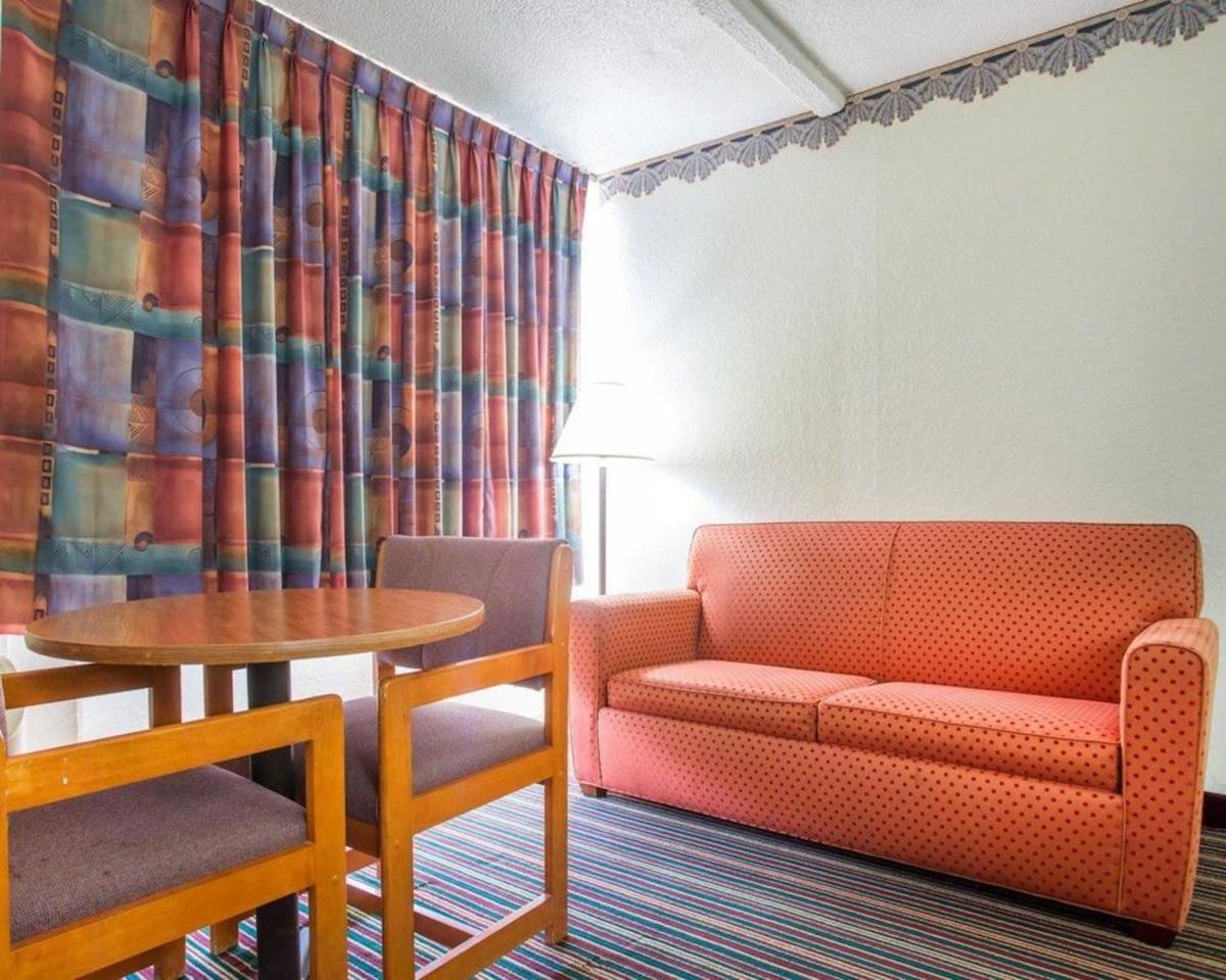Econo Lodge Stone Mountain - image 7