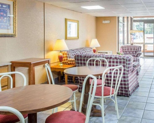 Econo Lodge Stone Mountain - image 3