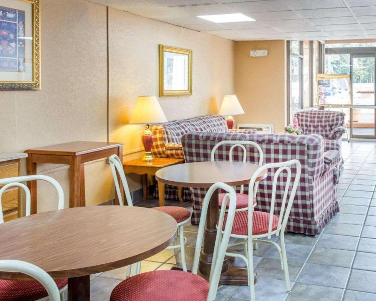 Econo Lodge Stone Mountain - image 3