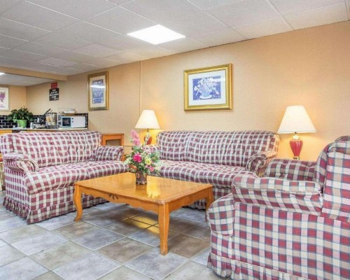 Econo Lodge Stone Mountain - image 4