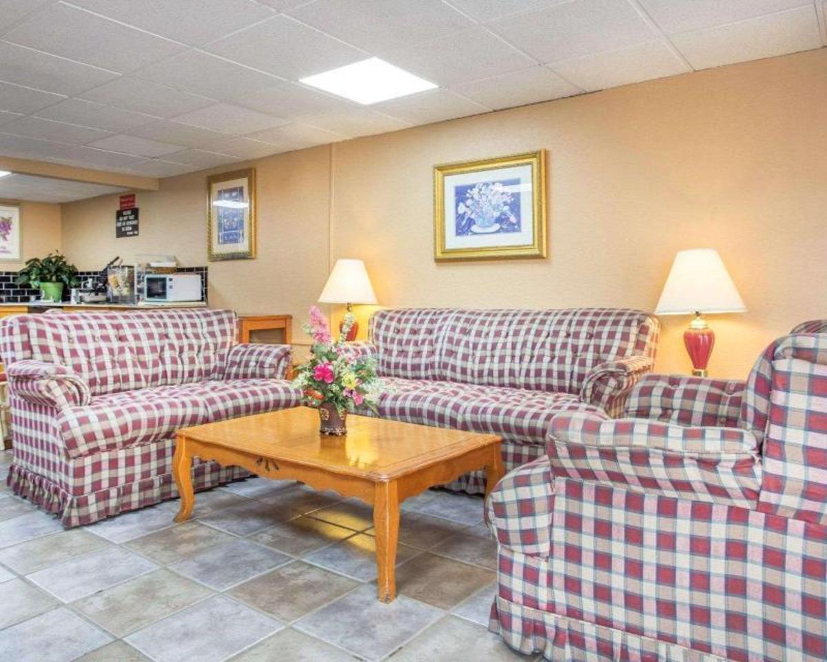 Econo Lodge Stone Mountain - image 4