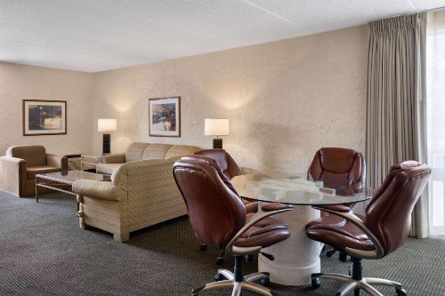 Ramada by Wyndham Tucson - image 32