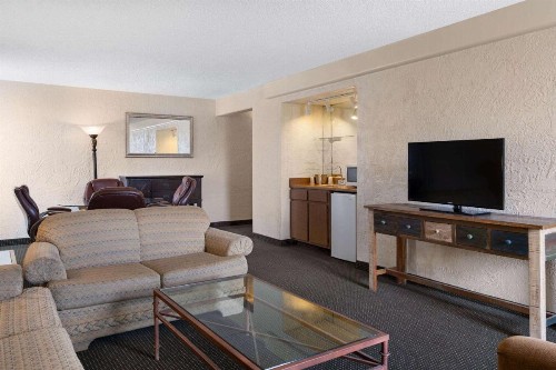 Ramada by Wyndham Tucson - image 46