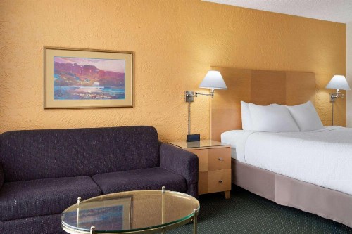 Ramada by Wyndham Tucson - image 8