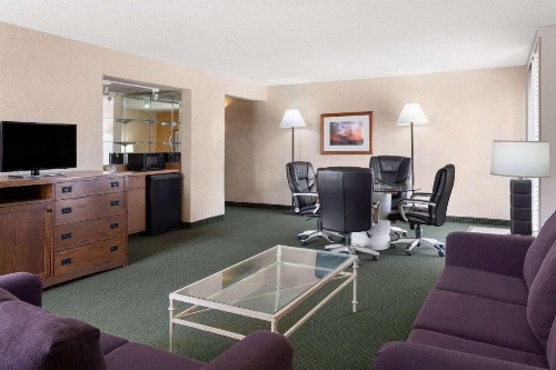 Ramada by Wyndham Tucson - image 9