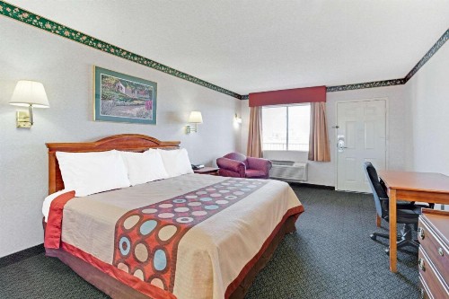 Super 8 by Wyndham Tucson Downtown Convention Center - image 2
