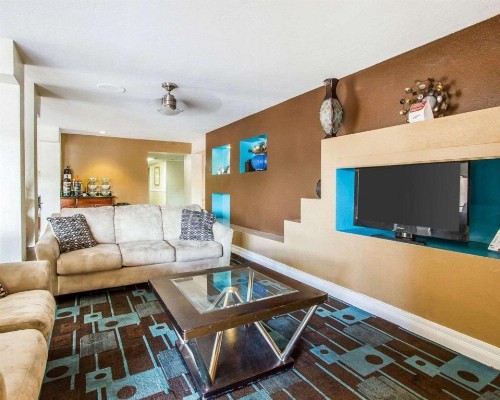 Quality Inn - image 14