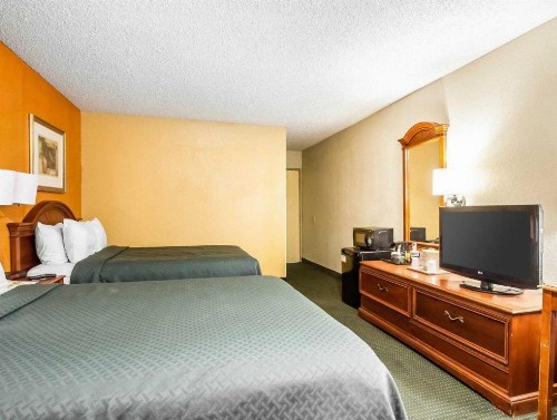 Quality Inn - image 18