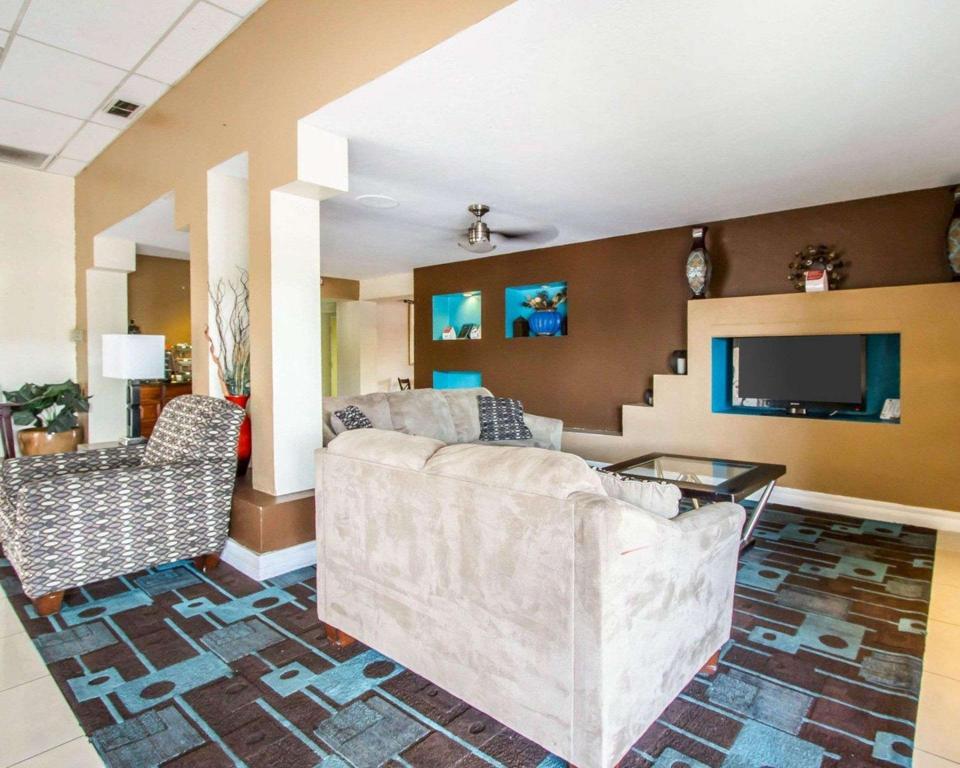 Quality Inn - image 2