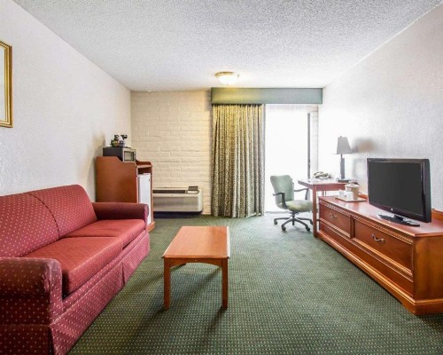 Quality Inn - image 20