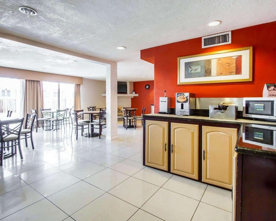Quality Inn - image 5