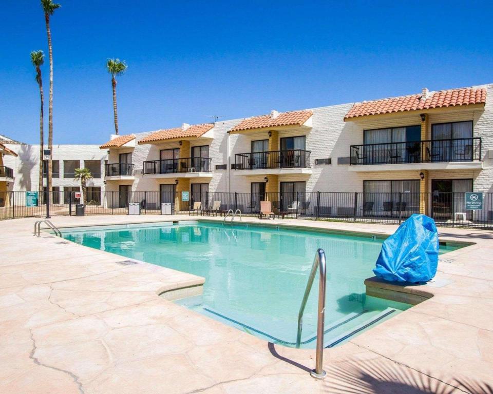 Quality Inn - image 6