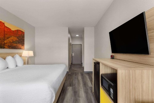 Days Inn & Suites by Wyndham Tucson/Marana - image 2