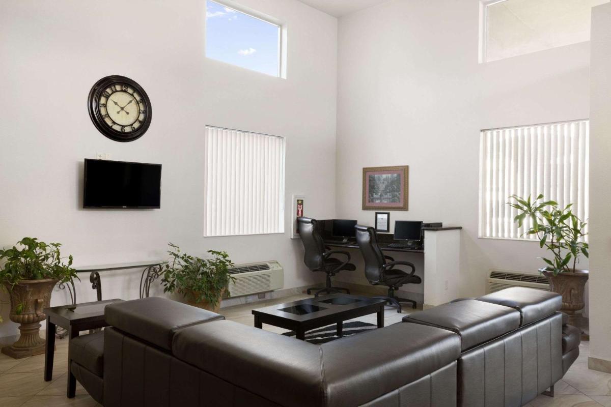 Super 8 by Wyndham Marana/Tucson Area - image 4