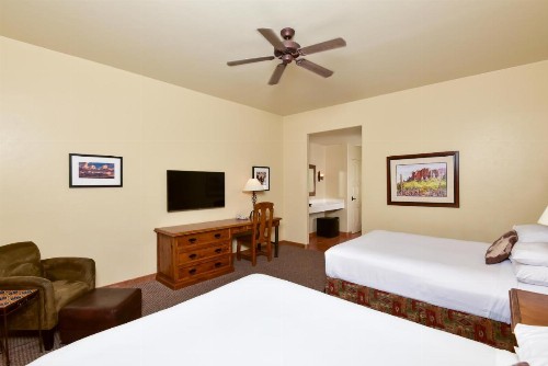 Lodge On The Desert - image 11