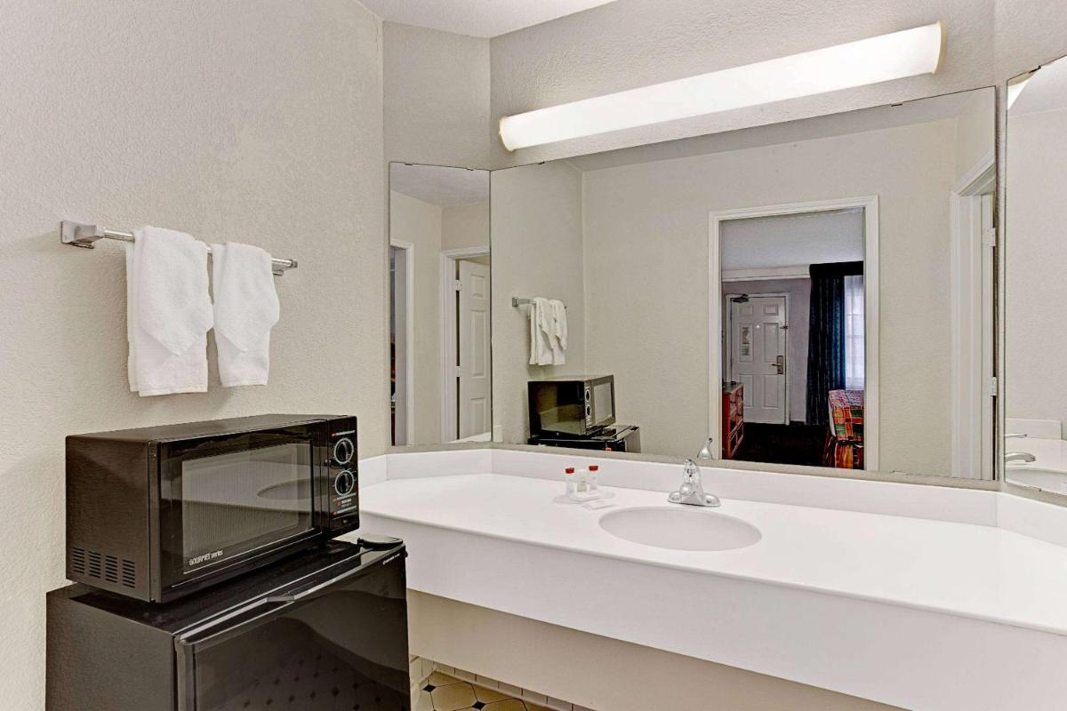Days Inn by Wyndham Tucson City Center - image 7