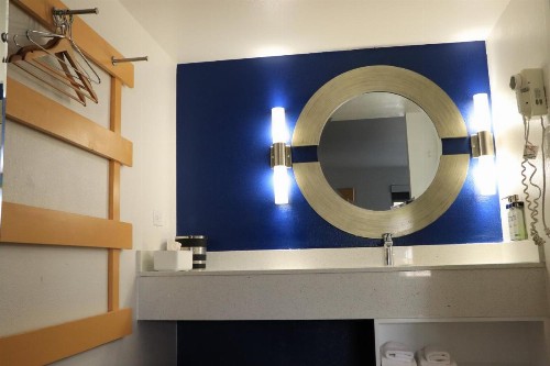 University Inn - image 15