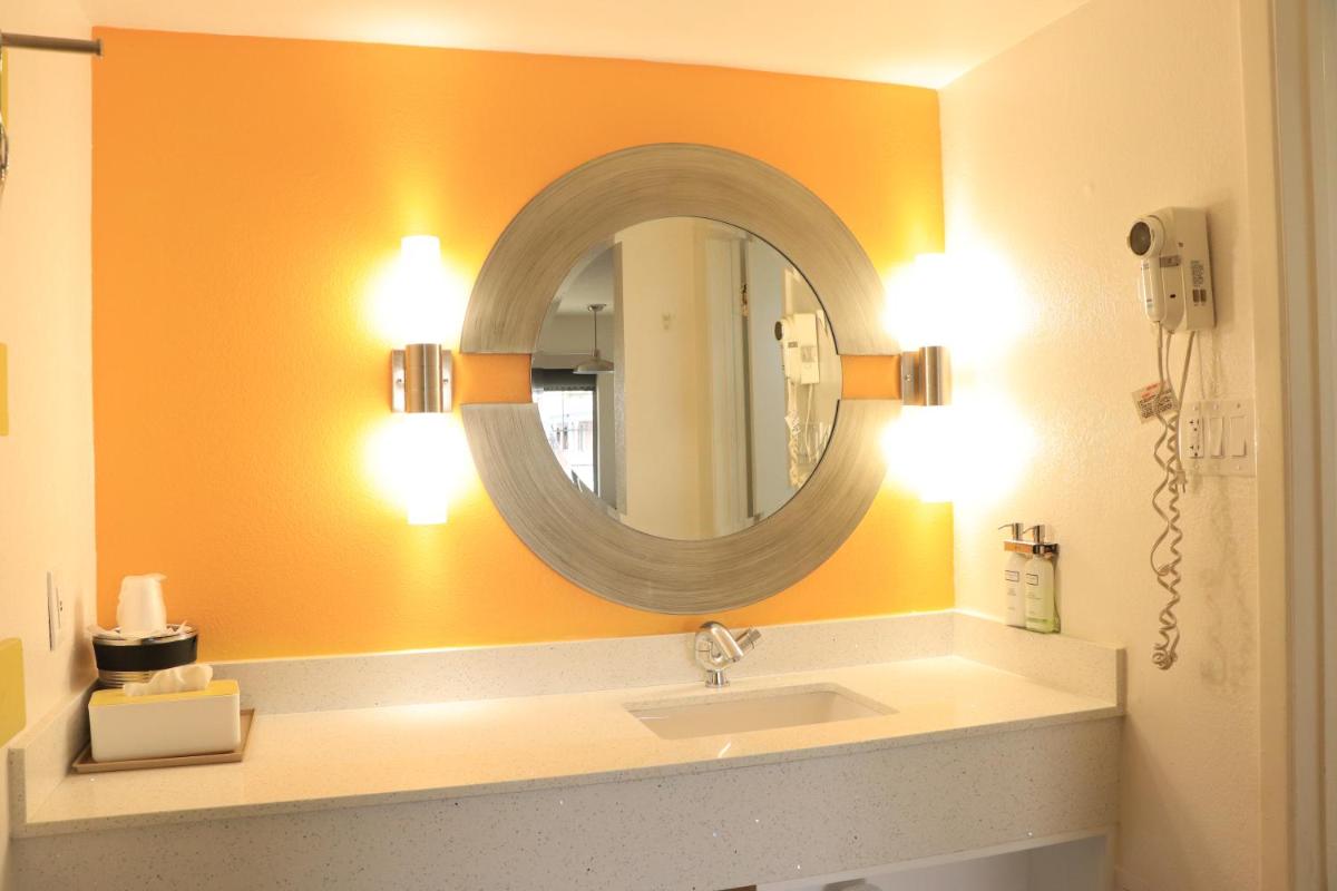 University Inn - image 3